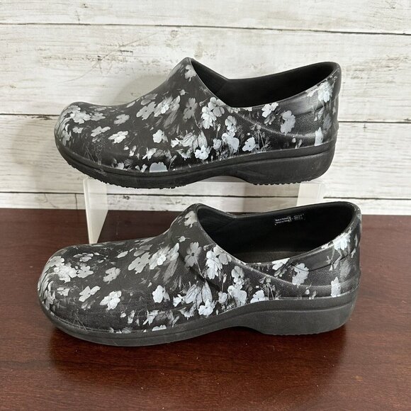 Dual Crocs Women's Slip Resistant Non Marking Floral Clog Shoes 7 Black Gray - Picture 1 of 10